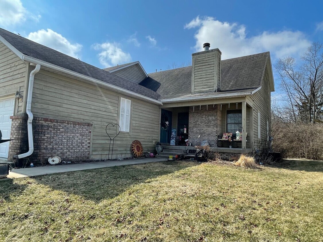 Primary Photo - Large 3 Bedroom Home
