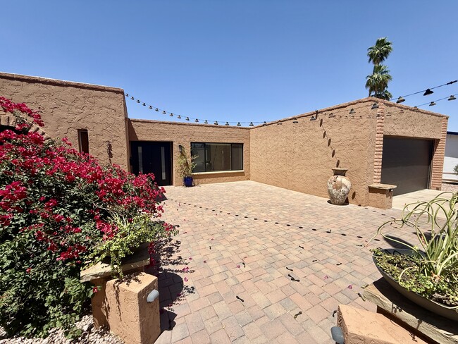 Front Courtyard - 2816 E Laurel Ln
