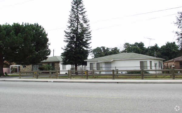 Primary Photo - 3810-3822 Durfee Ave