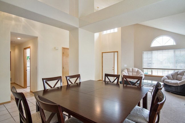 Comedor formal - 6201 Quartz Loop