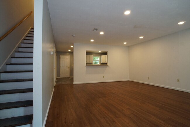 Foto del edificio - 4 Bed/2 1/2 Bath Bus Line Reserved Parking