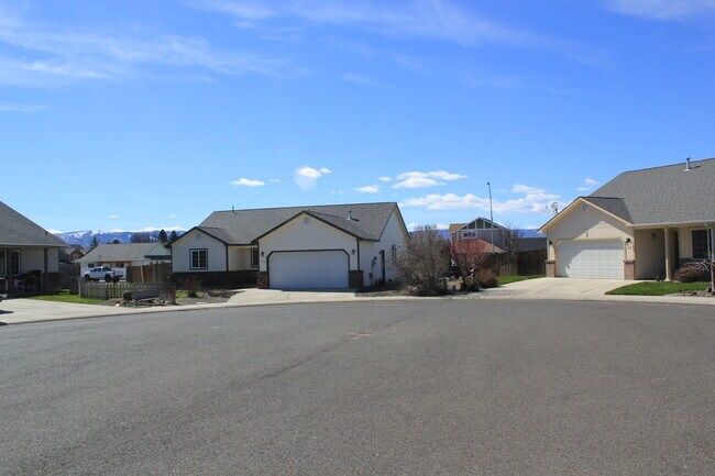 Building Photo - 3 Bedroom Home North of CWU