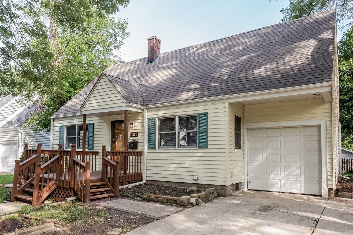 Primary Photo - 1221 Oneida St