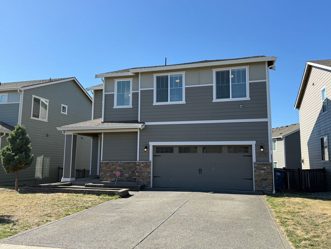 Foto principal - Spacious Modern Puyallup Home