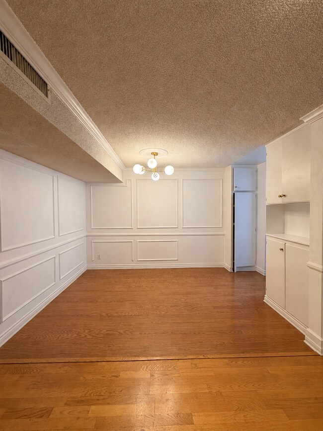Building Photo - 5429 Newcastle Ave