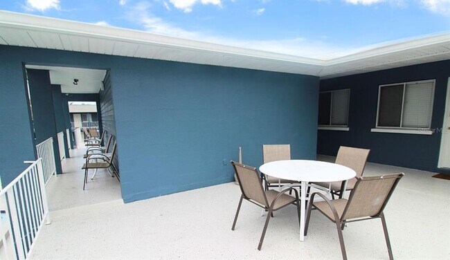 Foto del edificio - 3001 Bee Ridge Rd