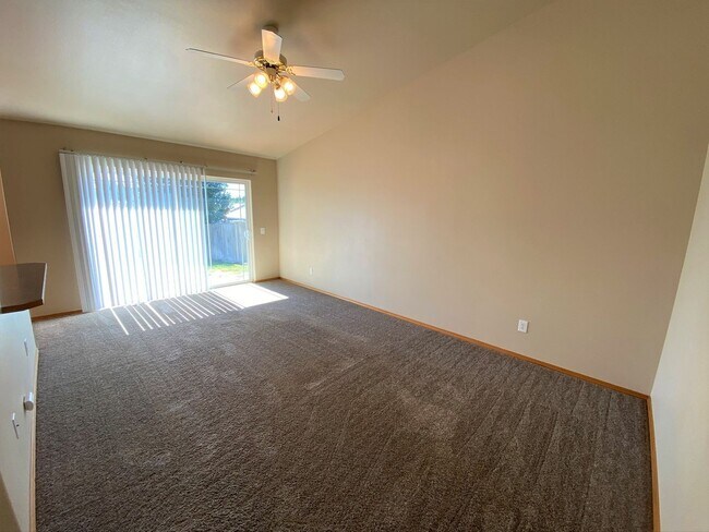 Foto del edificio - Spacious 3 Bedroom with Office - Fenced Lawn with Lawn Care Provided!