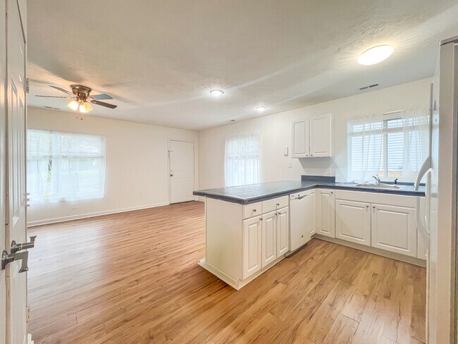 Foto del edificio - 34 Fox Hill Dr