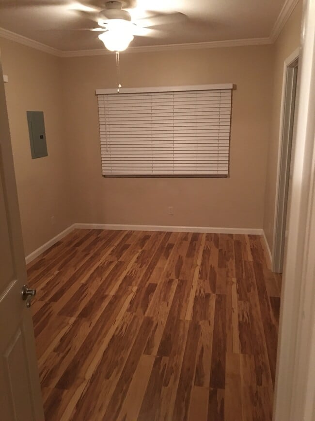 Building Photo - 2301 De la Vina St