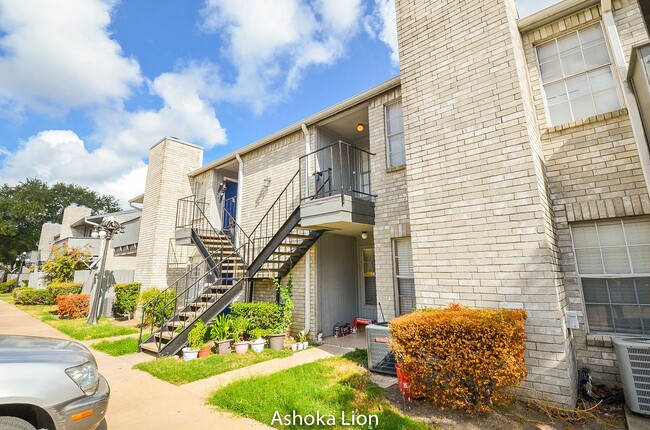 Building Photo - Wonderful 2 bedroom condo in a gated commu...