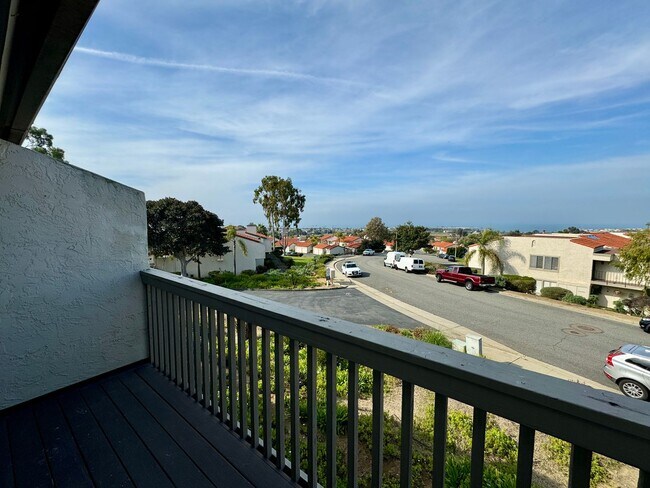 Building Photo - Stunning 2B/2.5BA Townhome in Carlsbad w/ ...