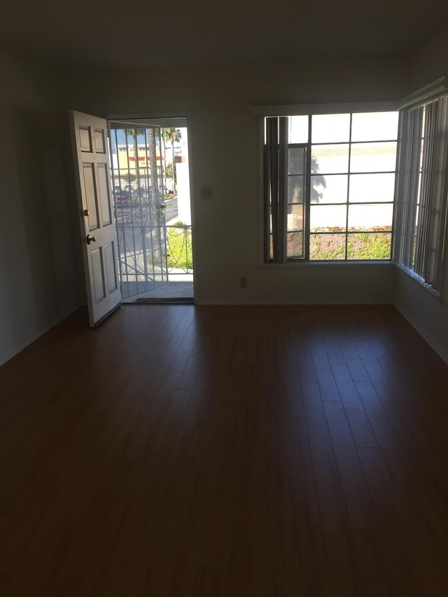 Living Room - 3857 1/2 Midway Ave