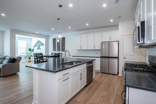 Building Photo - 27845 Birchwood Ct