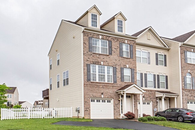 Building Photo - Village of Bayberry North - 3 bedroom end ...