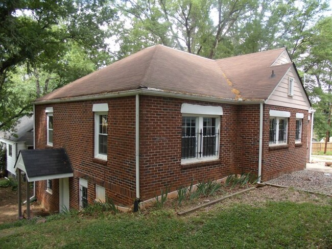 Building Photo - 1840 Avon Ave SW