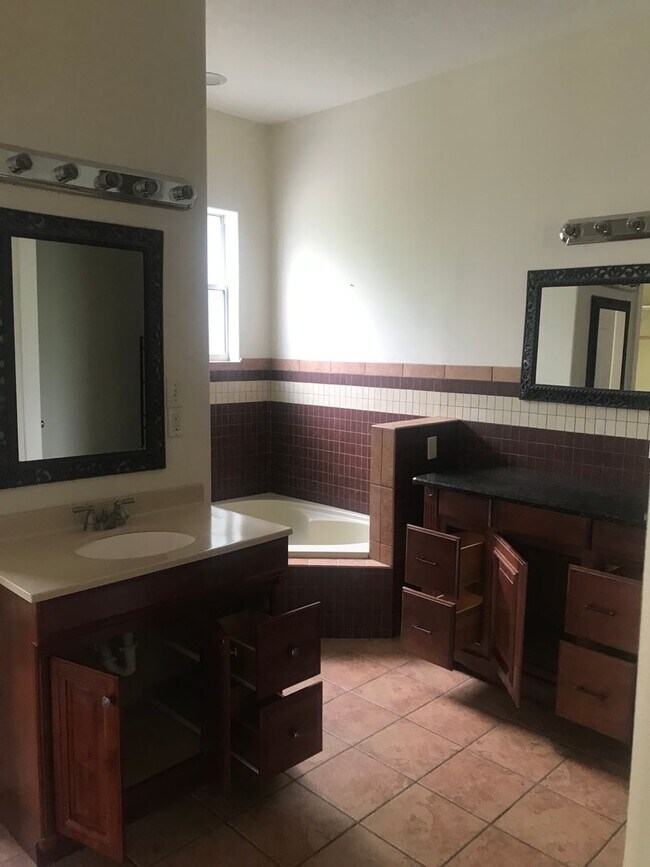 Building Photo - 3 Br 3 Ba includes FULL in-law suite