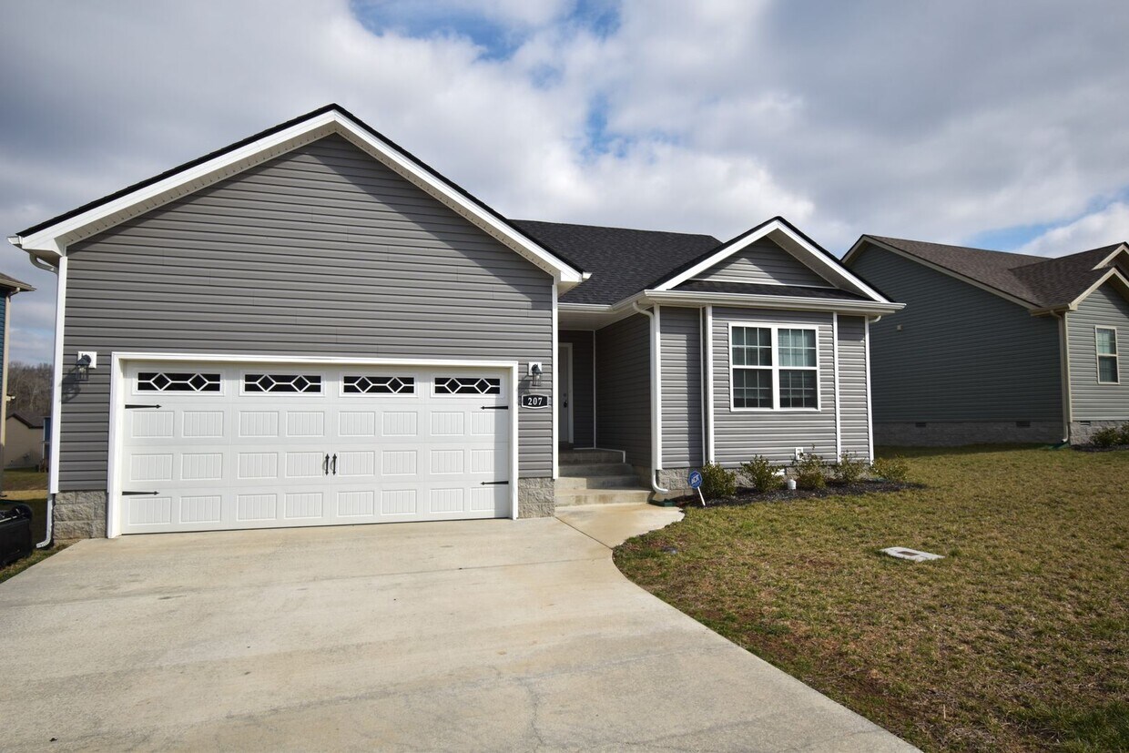 Foto principal - 3 Bedroom Home For Rent in Chalet Hills!