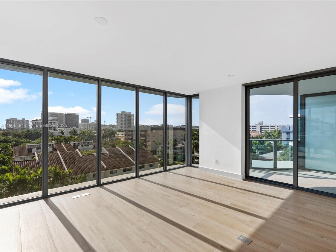 Foto principal - 9901 W Bay Harbor Dr