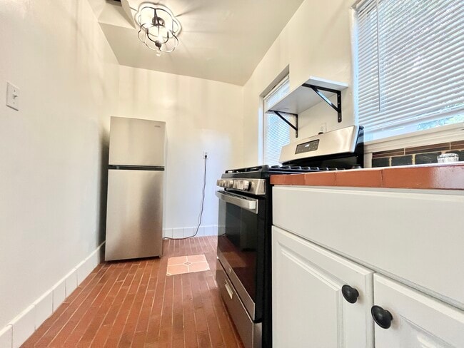 Building Photo - 409 S Coronado St