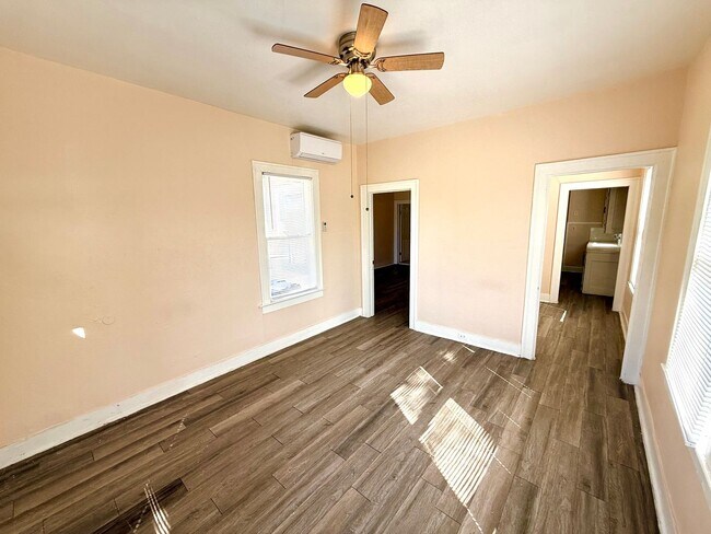 Building Photo - **APPLICATION RECEIVED** MOVE IN SPECIAL!!...