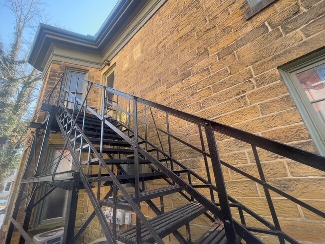 Foto del edificio - 166 Hudson Ave