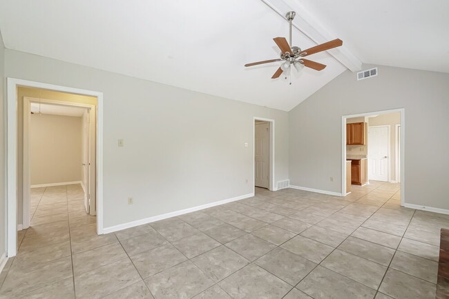 Foto del edificio - 2694 Lakeside Dr