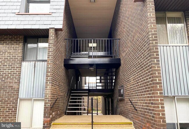 Building Photo - 10 Stonehenge Cir