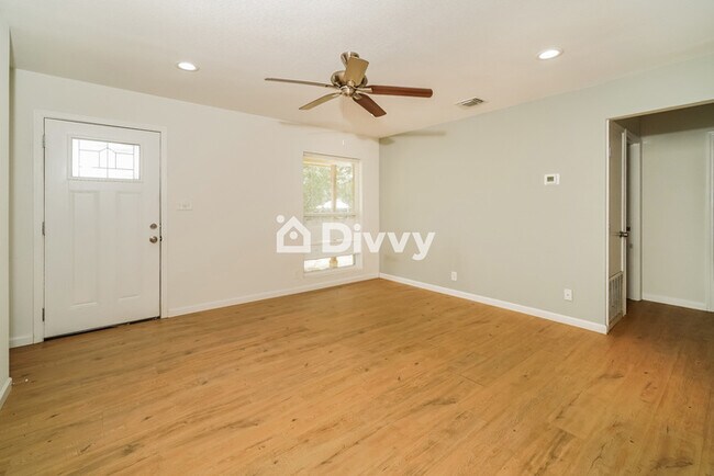 Foto del edificio - 122 Sandy Oaks St, Live Oak, TX 78233