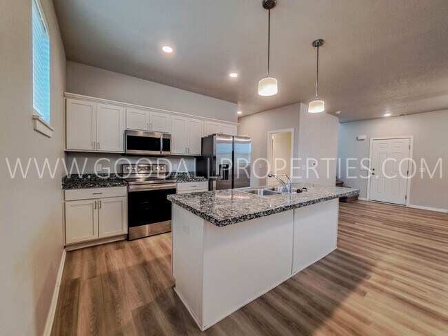 Building Photo - Stunning 3-Bedroom end unit Townhome in Wa...