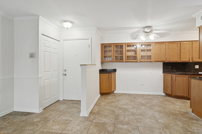 Building Photo - 1633 N Windsor Dr