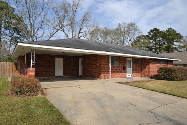 Foto del edificio - Vintage 3 Bedroom Home in Goodwood Homesites Neighborhood