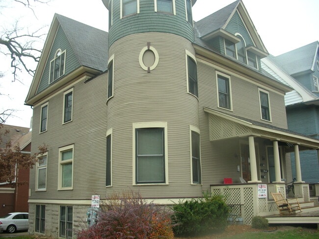 Building Photo - 304 N Carroll St
