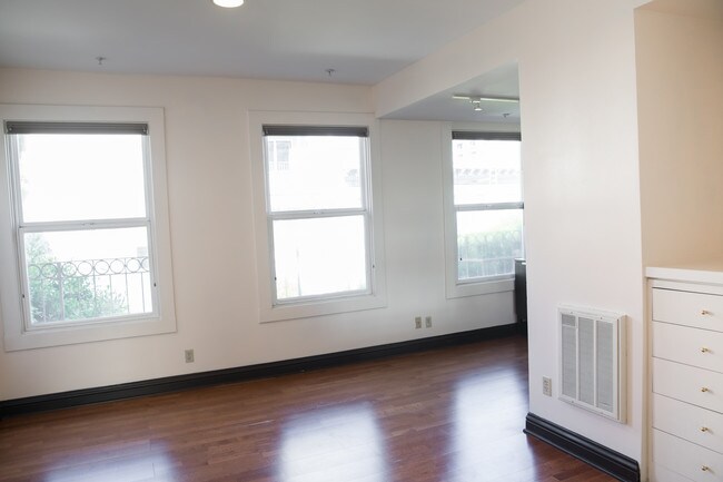Building Photo - 725 Pine St