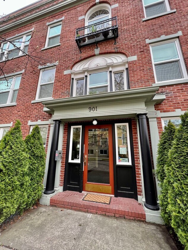 Primary Photo - Classic Living at the Novell! Close to UW ...