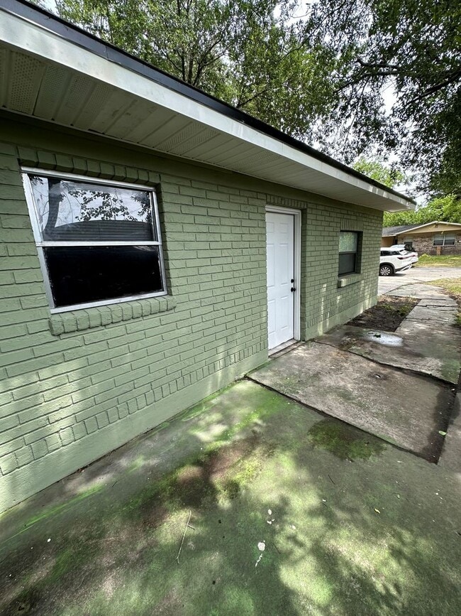 Building Photo - **4/2 BR Single Family home : Available Now