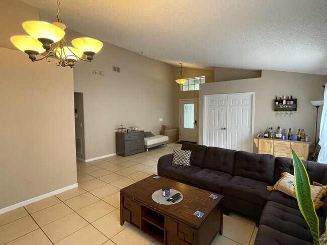 Foto del edificio - Modern 4-Bed, 2-Bath Solar-Powered Home Near UCF