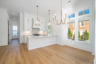 Building Photo - 302 W 38th St