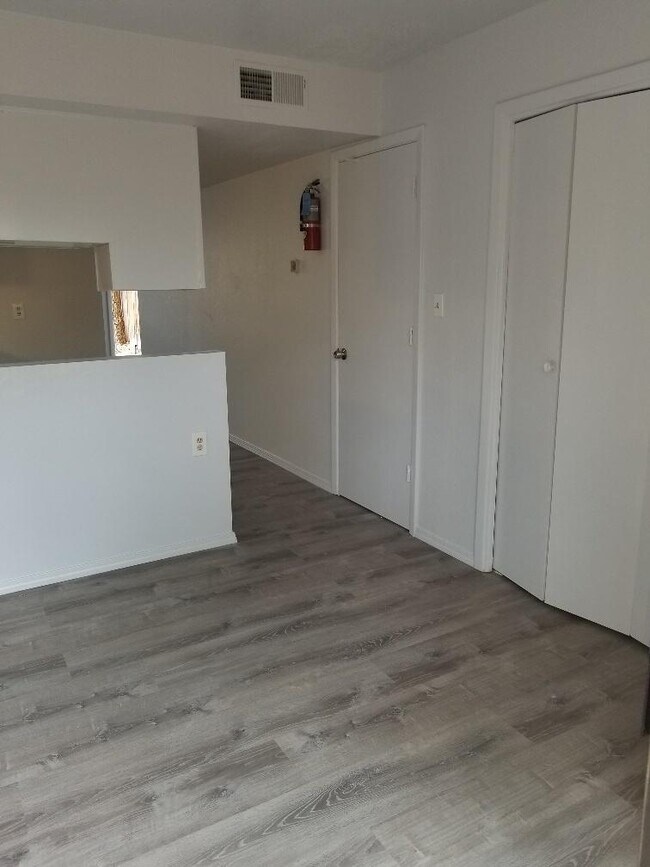 Building Photo - 303 Vassar Dr SE