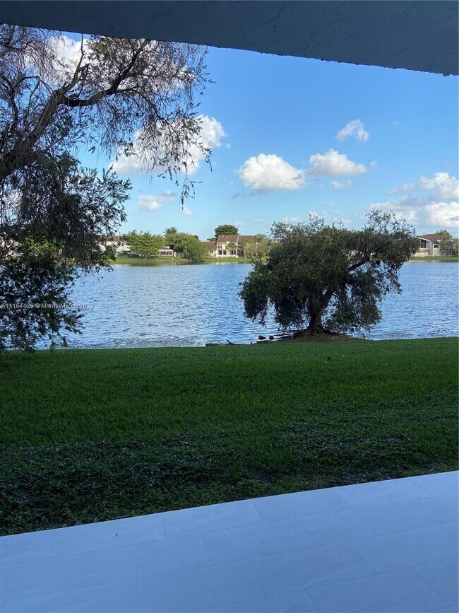 Building Photo - 9363 Fontainebleau Blvd
