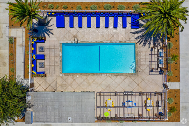 Piscina con terraza - Palm View Village (Furnished Units Available)