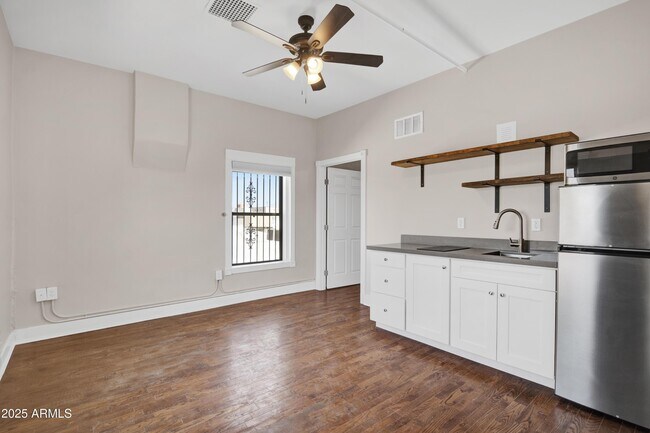 Foto del edificio - 5753 W Glendale Ave