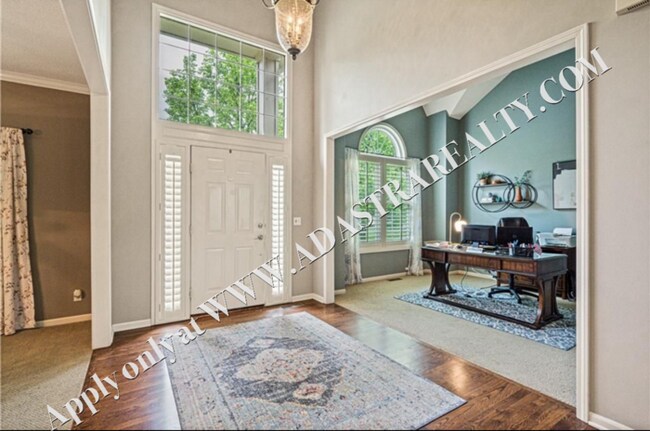 Foto del edificio - Beautiful 2 Story 4 Bed 5 Bath Home in Overland Park-Available NOW!!
