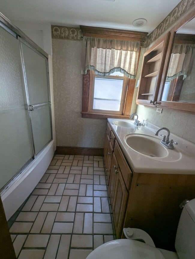 Building Photo - 64 Stanley St