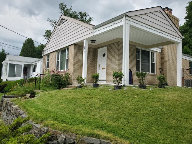 Building Photo - 2701 Ross Rd