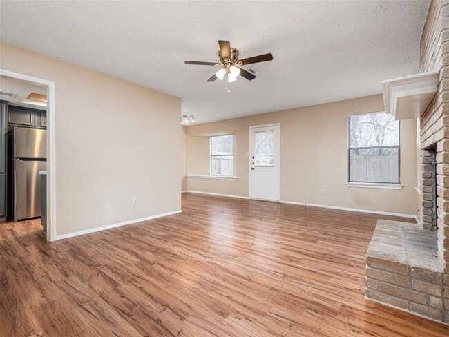 Foto del edificio - 706 Rollingway Dr