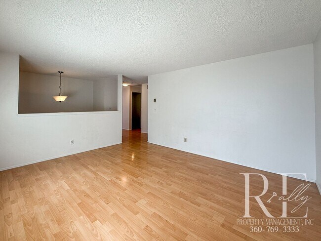 Foto del edificio - Spacious 4-Bedroom Home with Garage on Qui...