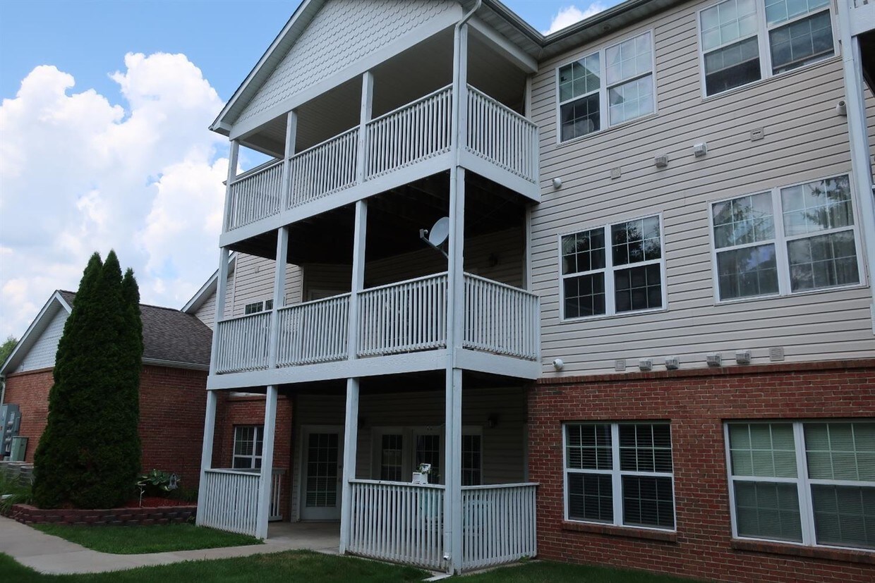 Primary Photo - 202 Cherry Ln Dr