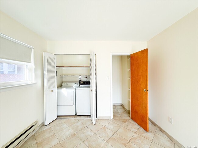 Foto del edificio - 155-09 Locke Ave