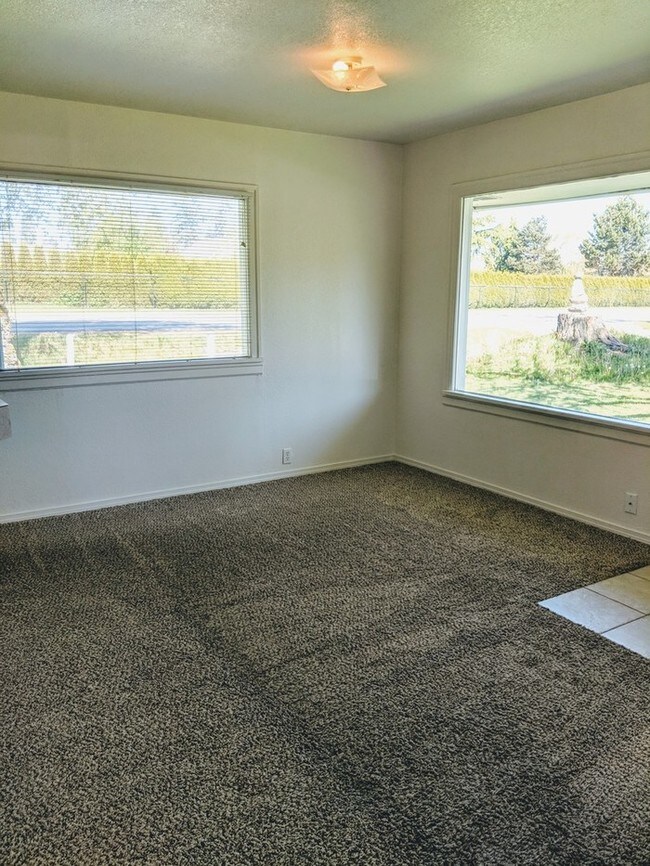 2 bedroom Duplex off Waller Rd in Apartment for Rent in