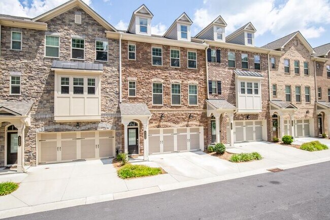 Foto del edificio - 3 story townhome in a great location in Chamblee